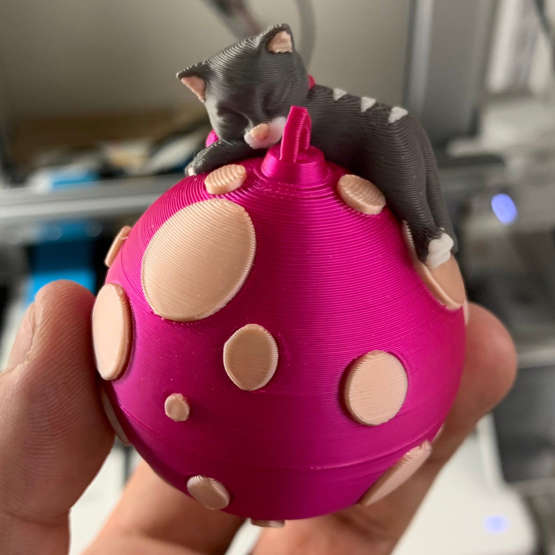 Julekugle med Kat – 3D-printet pynt (Ø 5 cm)